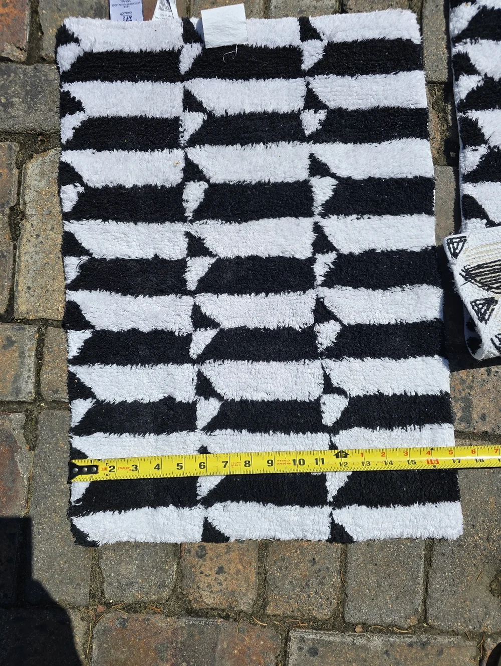 Set Of 24x17 Black & White Geometric Mats. EUC. Entryway Or Bathroom